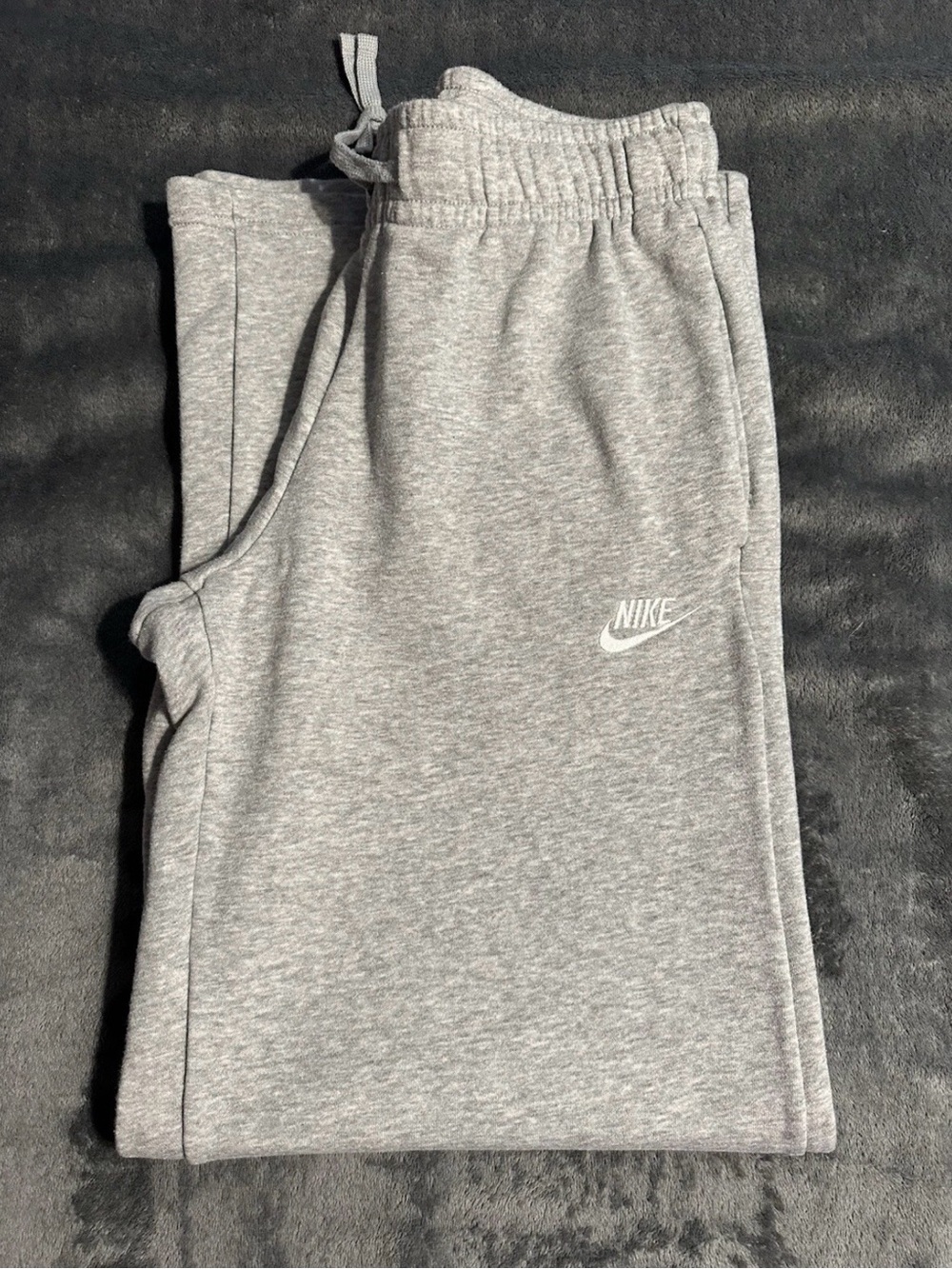 Nike women’s wide leg fleece sweatpants- size medium- very good condition